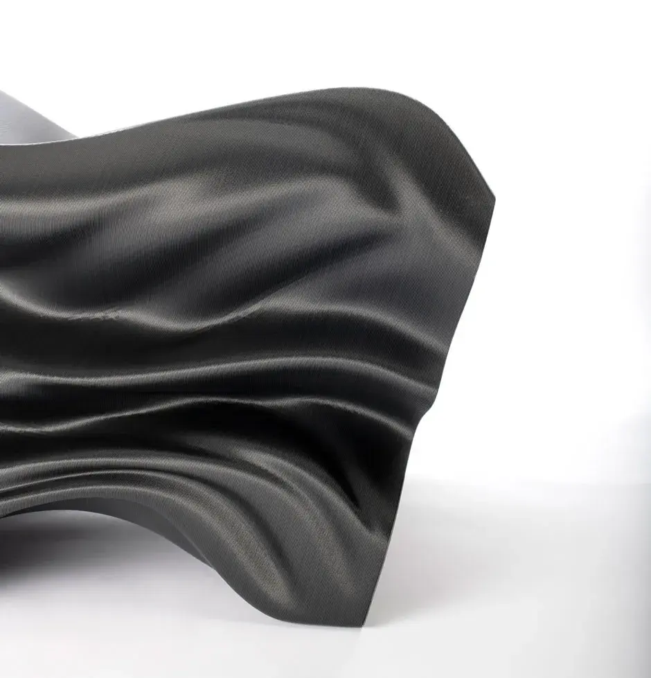 Seitenansicht des von Slicelab entworfenen Steam Lounge Chair; auf dem Pellet-3D-Drucker EXT 1270 Titan mit Kohlefaser-ABS-Pellets in 3D gedruckt. 