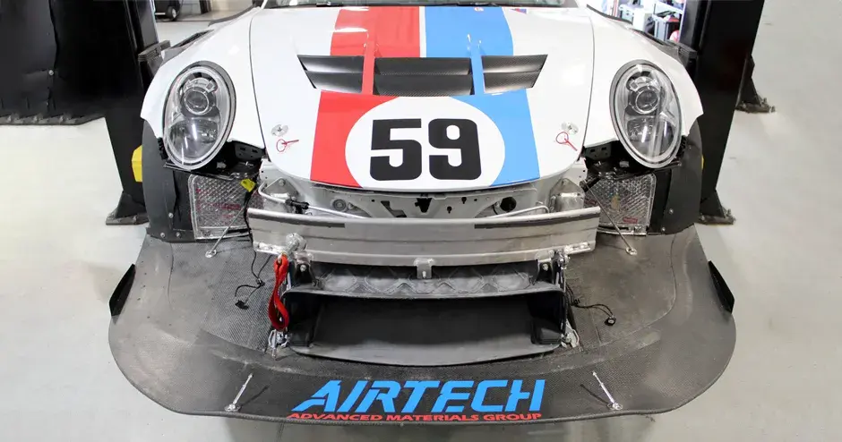 Airtech und Brumus bauen Auto auf