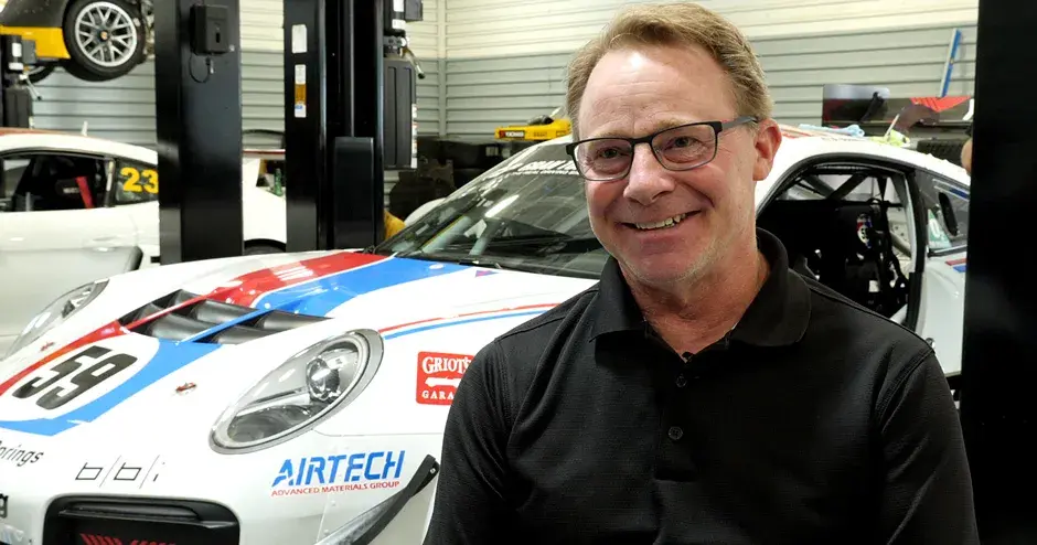 Fahrer David Donohue und der Porsche GT2 RS Clubsport-Rennwagen von Brumos Racing