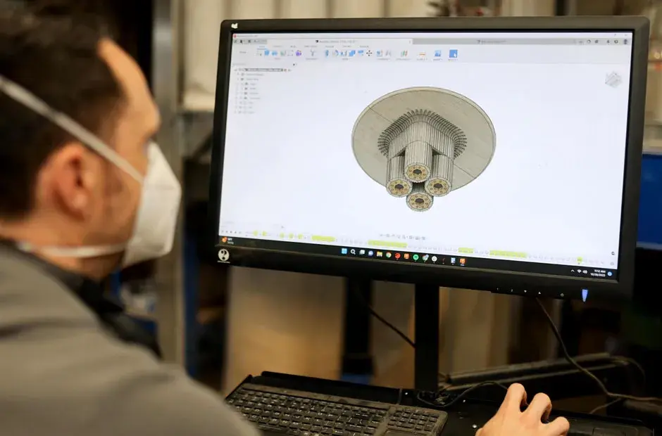 Eine Person, die an einer CAD-Datei arbeitet und einen Stuhl entwirft