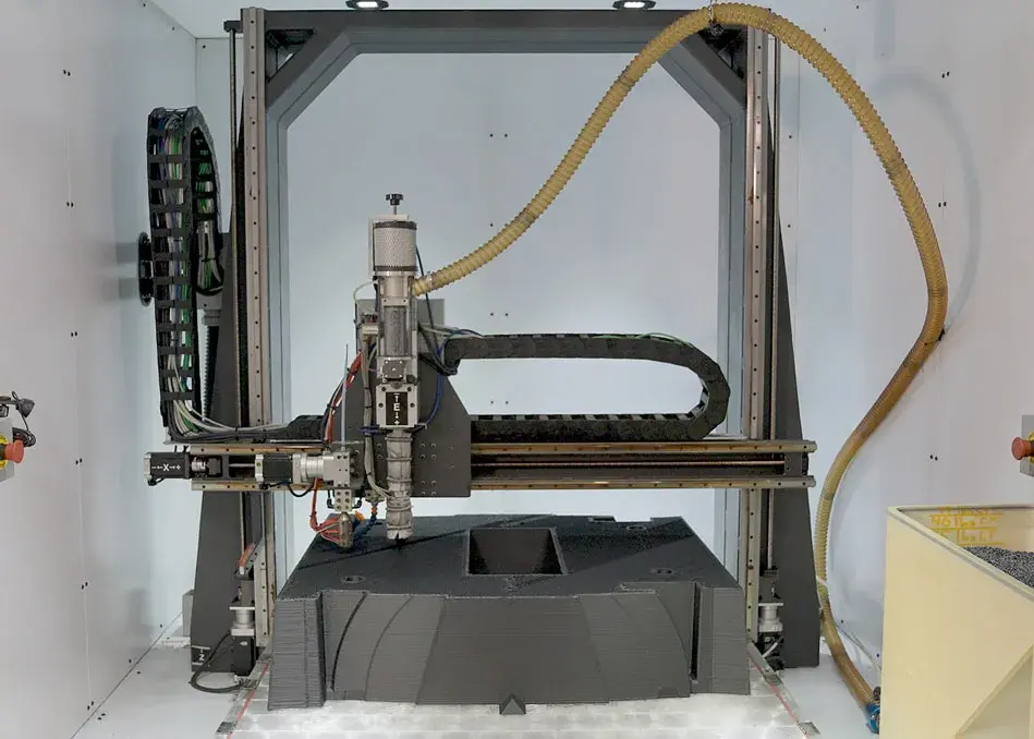 Ein großes Pumpengehäusemodell aus CF-ABS, gedruckt auf dem Drucker EXT Titan Pellet von Astech. 