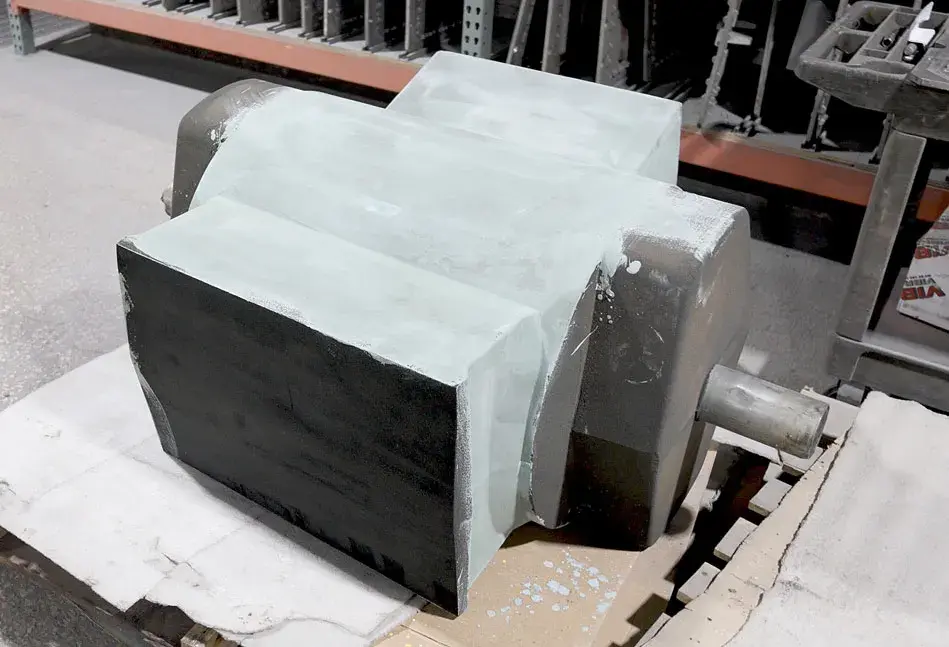 Das 3D-gedruckte Pumpengehäusemodell aus CF-ABS wurde mit Formtrennmittel lackiert und in eine Küvette montiert, bereit zum Befüllen mit No-Bake-Formsand.