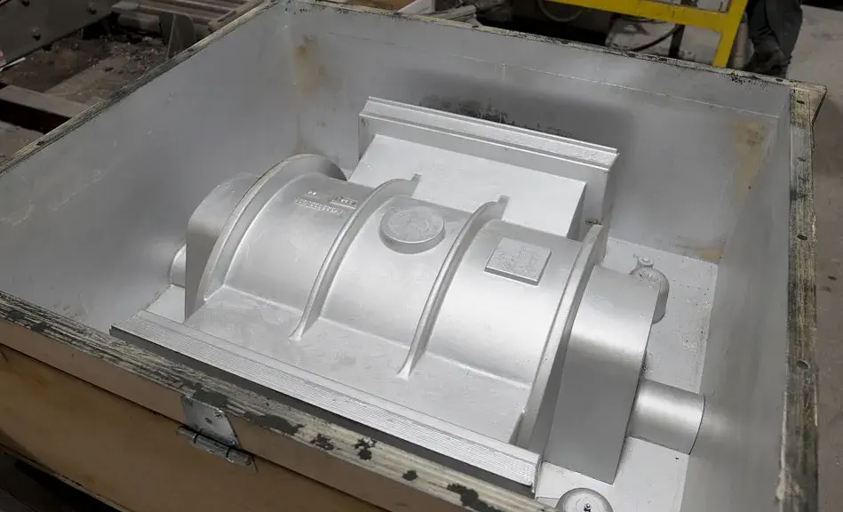 Das 3D-gedruckte Pumpengehäusemodell aus CF-ABS wurde mit Formtrennmittel lackiert und in eine Küvette montiert, bereit zum Befüllen mit No-Bake-Formsand.