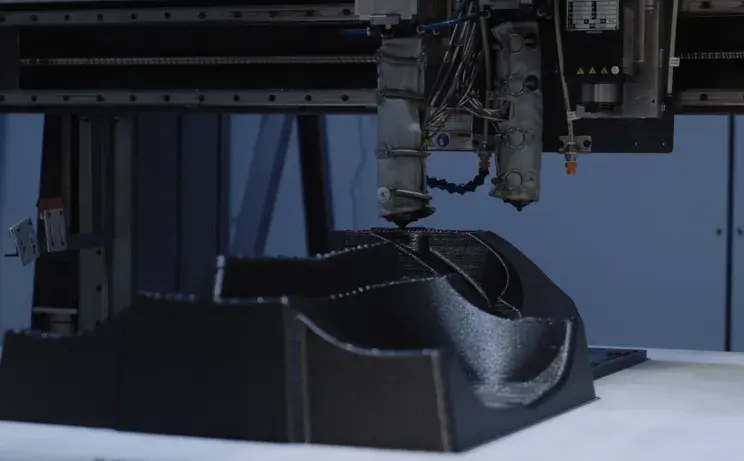 Form für das Thermoformen, die bei Lindar auf einem Drucker der Marke EXT 1270 Titan Pellet von 3D Systems gedruckt wird. 