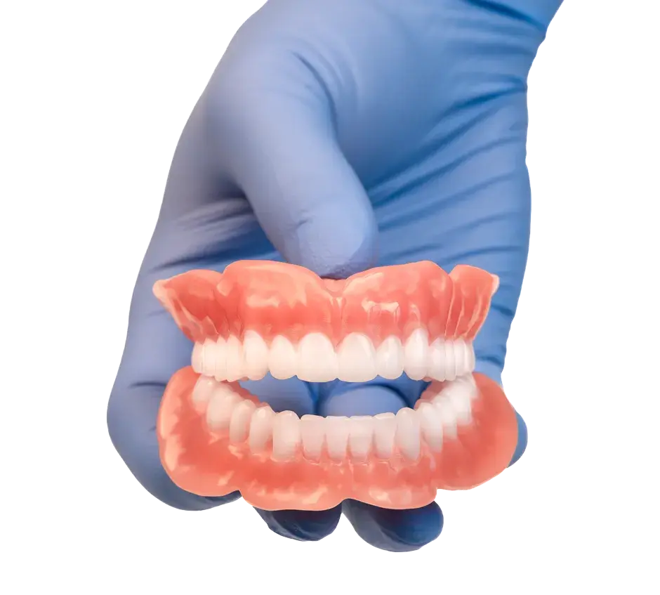 Eine Hand mit einem medizinischen Handschuh, die 3D-gedruckte Prothesen zeigt