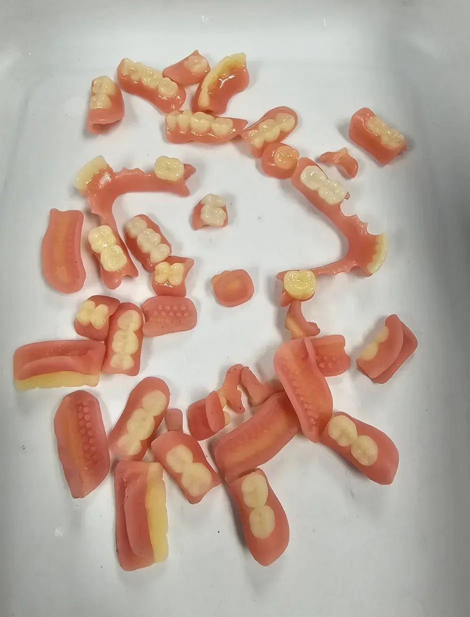 Ein Tablett mit 3D-gedruckten, zahntechnischen Teilen