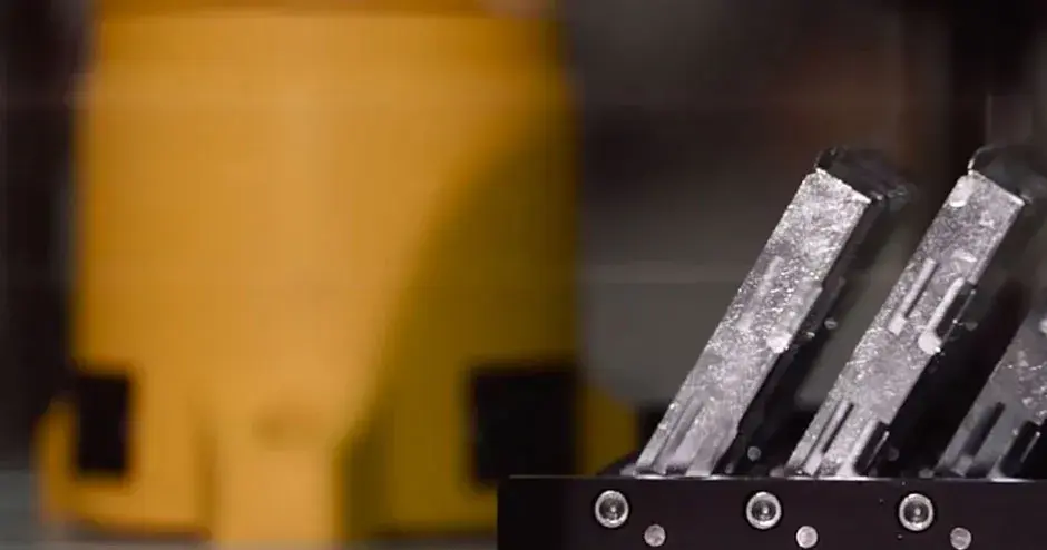 Abstrakte Ansicht eines 3D-Druckers beim Drucken von Teilen