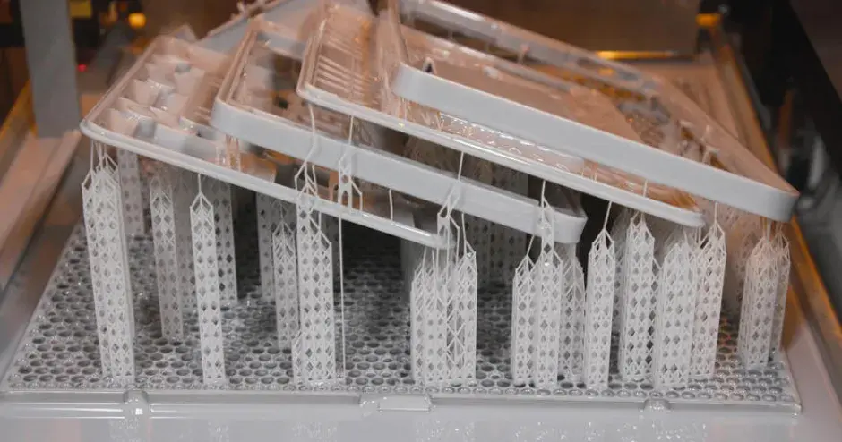 Verschachtelter SLA-Druck auf ProJet 7000 HD bei VAULT