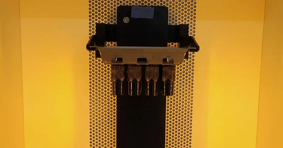 Eine Plattform mit frisch gedruckten Modellen, die vom modularen Figure 4-System heruntergenommen werden können.