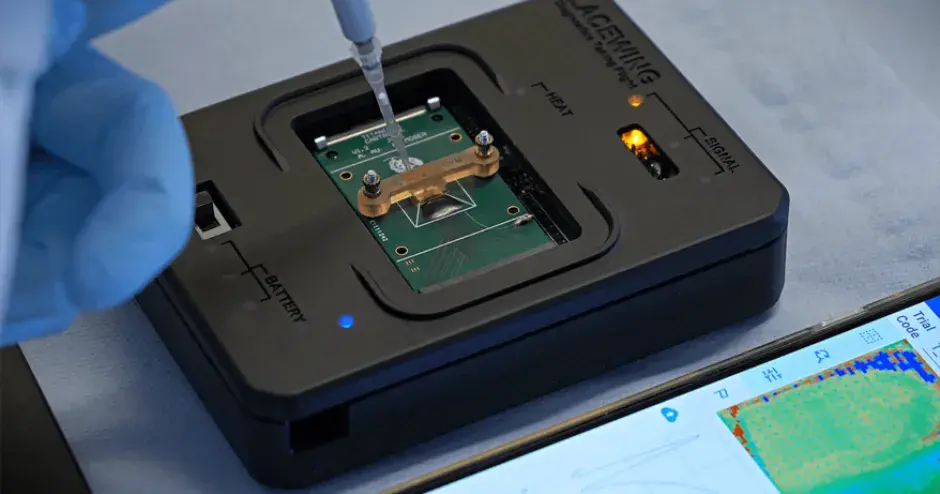 Modernes Diagnosegerät mit Komponenten, die mit Figure 4 in 3D gedruckt wurden