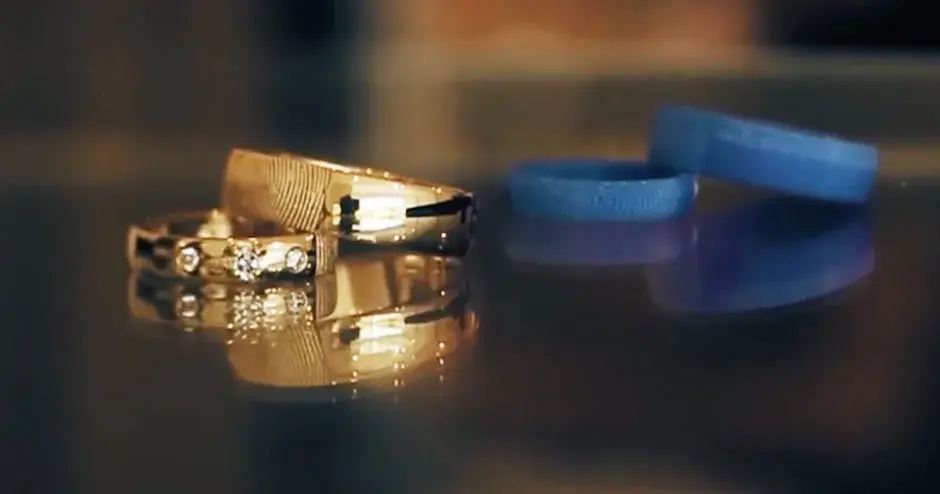 Ein Goldring neben einer 3D-gedruckten Form