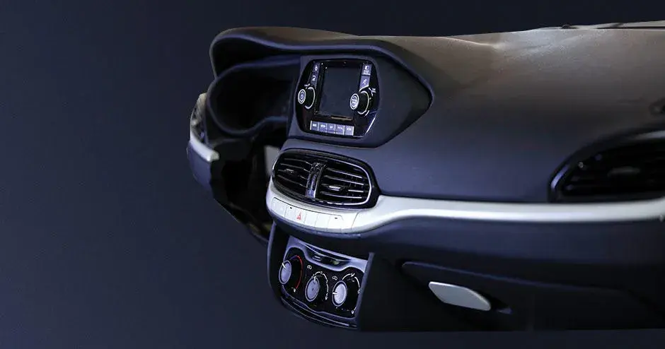 Schwarzes Armaturenbrett ohne Lenkrad