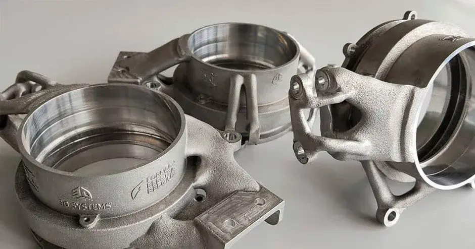 ein Rennauto aus 3D-gedruckten Metallstrukturkomponenten